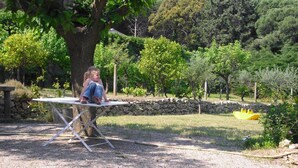 A person sitting at an outdoor table under a tree. - Villa L'abri Cotier - Sainte-maxime (SAINTE MAXIME)