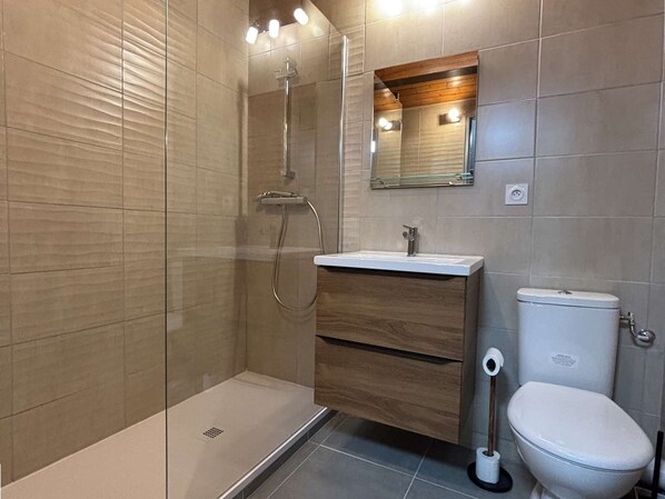 Bathroom - Cozy Studio for 4 with Ski-In/Ski-Out Access, in Heart of L'Alpe d'Huez (Huez)