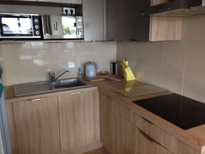 Frigorifero, microonde, forno, piano cottura