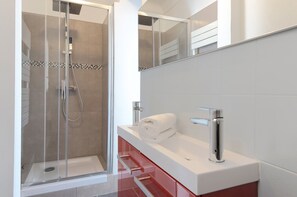 Douche, séchoir à cheveux, serviettes fournies, savon