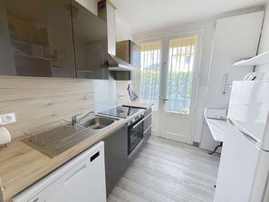 冷蔵庫、電子レンジ、オーブン、コンロ