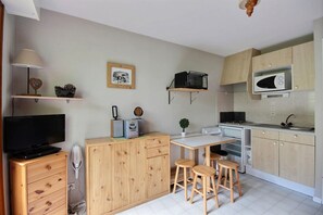 Fridge, microwave, oven, coffee/tea maker