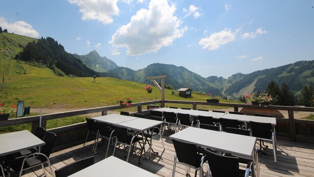 An outdoor dining area with tables and chairs, overlooking a mountainous landscape. - STUDIO APARTMENT IN THE HEART OF THE SKI RESORT - SAINT JEAN D'AULPS SKI RESORT -4 PEOPLE - PANORAMIQUE 26 (Saint-Jean-d´Aulps)