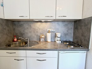 Kühlschrank, Mikrowelle, Wasserkocher mit Kaffee-/Teezubehör