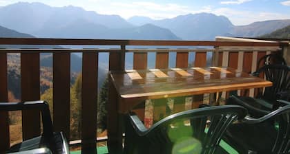 Cozy 2-Room Apartment for 4 with South-Facing Balcony, Near Ski Lifts and Shops, L'Alpe d'Huez