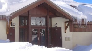 A snow-covered building with a sign reading "Vue de Soleil." - Cozy 2-Room Apartment for 4 with South-Facing Balcony, Near Ski Lifts and Shops, L'Alpe d'Huez (Huez)