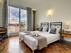 3 chambres, coffres-forts dans les chambres, fer et planche Ă repasser