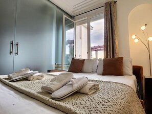 3 chambres, coffres-forts dans les chambres, fer et planche à repasser