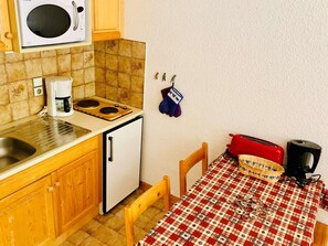 Kylskåp, mikrovågsugn, kaffe- och tebryggare och brödrost