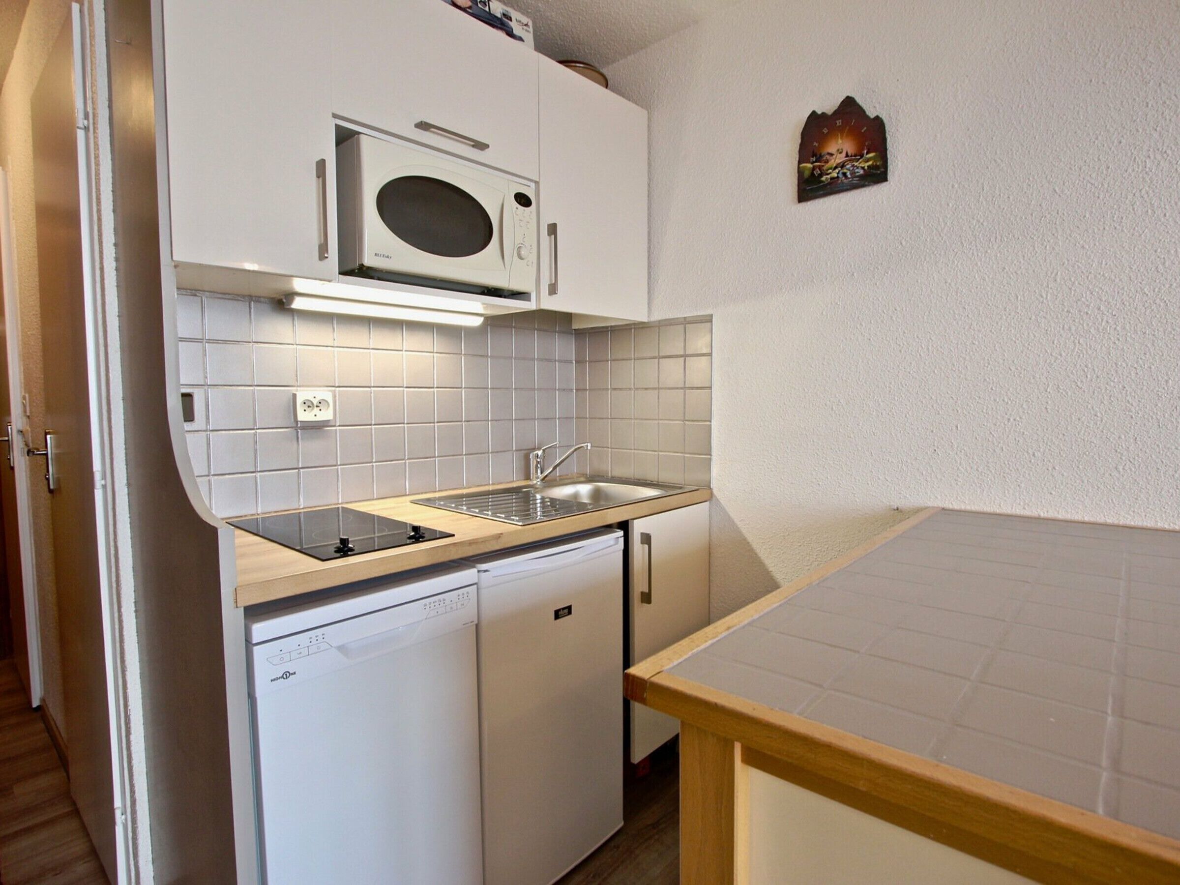 Een koelkast, een magnetron, een kookplaat, een vaatwasser