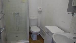 A small bathroom with a shower, toilet, and sink. - Gîte au milieu des Vignes G286 (Vidauban)