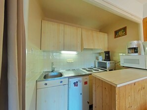 ثلاجة، ميكروويف، فرن، موقد طهي مسطح