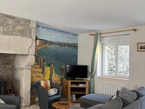 Televisio, takka, pöytätennispöytä