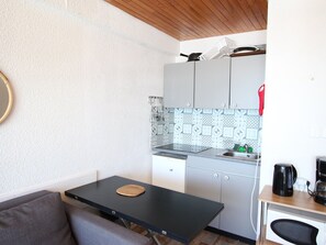 Fridge, microwave