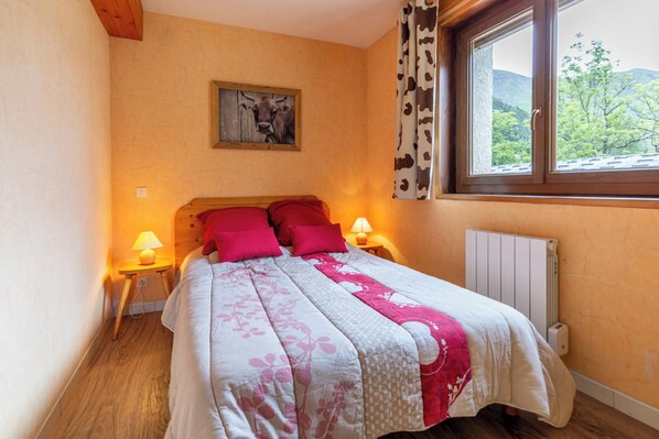 4 bedrooms, iron/ironing board, Internet