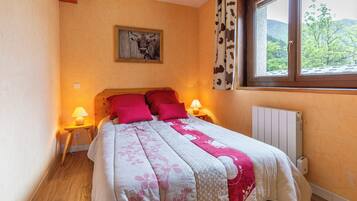 4 bedrooms, iron/ironing board, travel crib, free WiFi