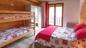 4 habitaciones, tabla de planchar con plancha y cuna de viaje