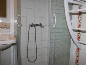 Bathroom - Beachside Getaway with Pool - Sleeps 5, BBQ, Veranda, Parking - Gruissan (Gruissan)