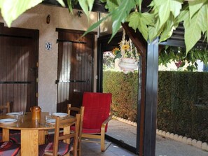 Outdoor dining - Beachside Getaway with Pool - Sleeps 5, BBQ, Veranda, Parking - Gruissan (Gruissan)