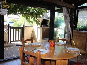 Dining - Beachside Getaway with Pool - Sleeps 5, BBQ, Veranda, Parking - Gruissan (Gruissan)