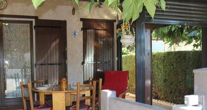 Pavillon 3 pièces avec mezzanine, piscine, proche plage du Grazel - 5 couchages, parking, véranda