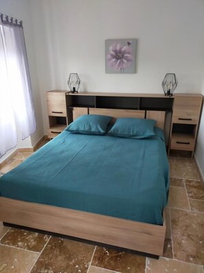 1 habitación y tabla de planchar con plancha