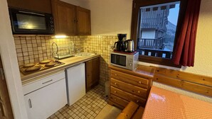 Kaffe- och tebryggare, kylskåp, mikrovågsugn och ugn