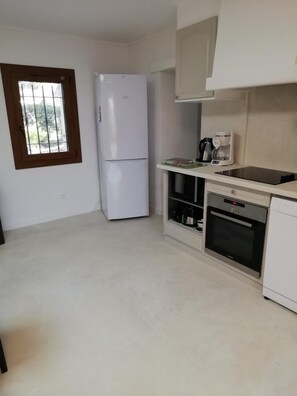 Four à micro-ondes, un four, lave-vaisselle, cafetière-théière