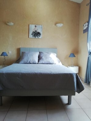 2 slaapkamers, een strijkplank/strijkijzer, internet