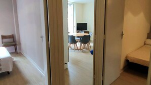 2 室のベッドルーム、WiFi (無料)