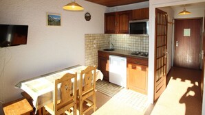 Coffee/tea maker, fridge, oven, stovetop - Studio cabin at the foot of the slopes with balcony and free parking, near shops - Auris en Oisans (Auris)