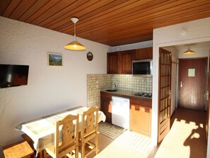 Kylskåp, ugn, spishäll och kaffe- och tebryggare