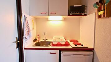 Réfrigérateur, micro-ondes, four, cafetière/bouilloire