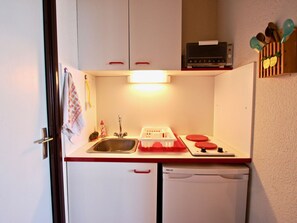 Kühlschrank, Mikrowelle, Ofen, Wasserkocher mit Kaffee-/Teezubehör