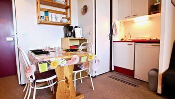 Réfrigérateur, micro-ondes, four, cafetière/bouilloire