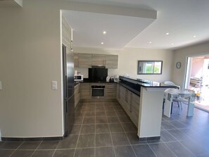 Fridge, microwave, oven, dishwasher - Modern 3-BR House in Sainte-Maxime: AC, Terrace, BBQ, Parking, Near Beach (Sainte-Maxime)