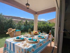 Outdoor dining - Modern 3-BR House in Sainte-Maxime: AC, Terrace, BBQ, Parking, Near Beach (Sainte-Maxime)