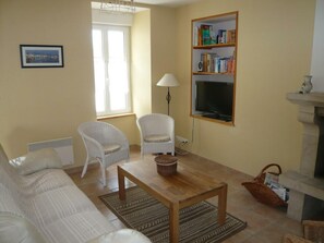 TV, fireplace - House in Réville for 6 pers, fireplace, garden, WIFI (Reville)