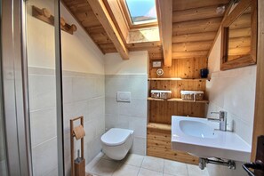 Baignoire, sĂšche-cheveux, serviettes fournies