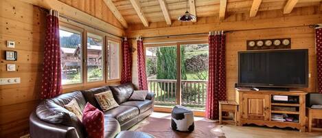 Télévision à écran plat, cheminée