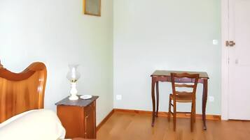 2 slaapkamers, een strijkplank/strijkijzer, internet