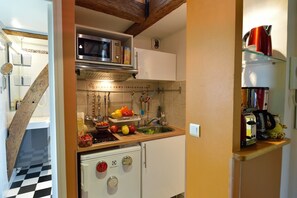 Fridge, microwave, stovetop, coffee/tea maker - C3DD Strolling (París)