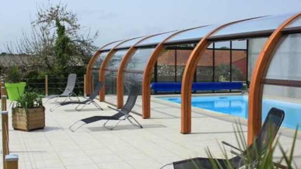 A poolside area with sun loungers and a clear view of the pool. - Countryside house with pool and spa in Normandy (Savigny (Manche))