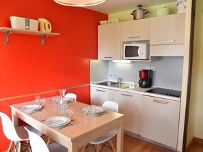 Microwave, stovetop, dishwasher, toaster - Charming Studio with Garden, Pet-Friendly, Central Montgenèvre Location (Montgenèvre)