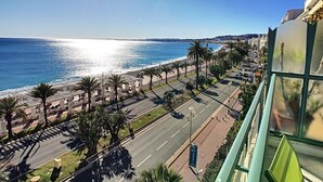 Un hotel con vista a la playa y al océano.