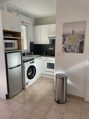 Fridge, microwave, oven, stovetop - Homerez - Modern Flat in Fréjus (Fréjus)