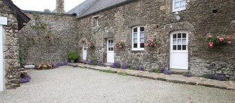 Authentic house with garden and parking in Canville-la-Rocque