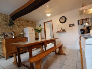 Fridge, microwave, dishwasher, coffee/tea maker - Authentic house with garden and parking in Canville-la-Rocque (Canville-la-Rocque)
