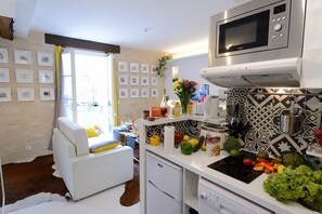 Refrigerador, microondas, lavavajillas y cafetera y tetera 