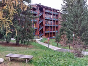 Ein mehrgeschossiges Gebäude mit Balkonen und Treppen.